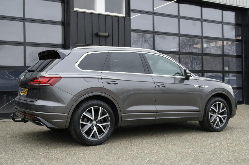 Volkswagen Touareg 3.0 TDI R-Line Automaat | NL-Auto | Trekh, Auto's, 15 km/l, Gebruikt, 241 €/maand, Bedrijf