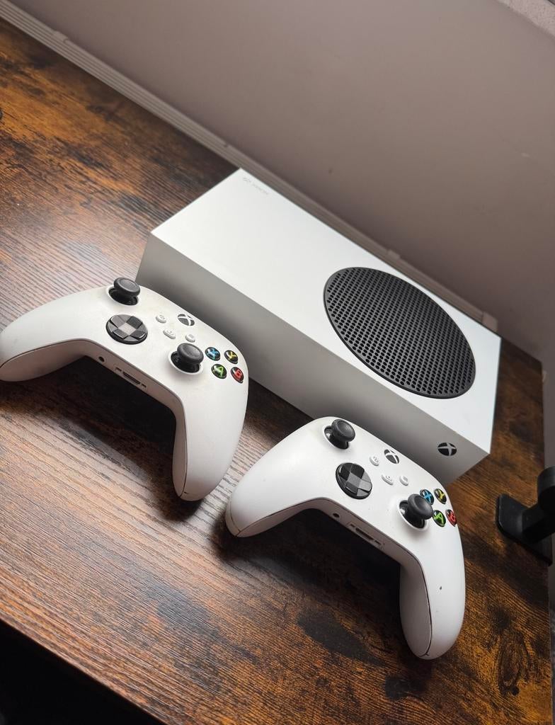 XBOX S Series met 2 controllers, Spelcomputers en Games, Spelcomputers | Xbox Series X en S, Ophalen of Verzenden, Zo goed als nieuw