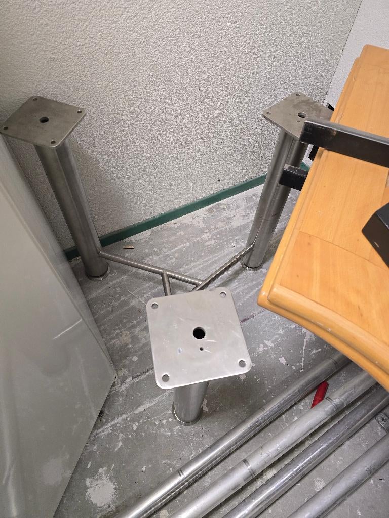 Tafel driehoek zeer stevig!, Ophalen, Leefcomfort, Drs. W. van Royenstraat 1b, Zo goed als nieuw