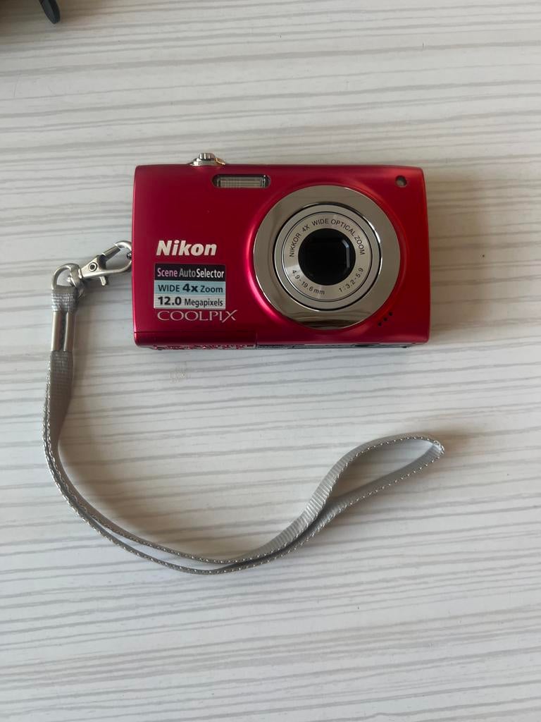 Nikon Coolpix S2500 rode compact camera, Audio, Tv en Foto, Fotocamera's Digitaal, Compact, Ophalen of Verzenden, Zo goed als nieuw