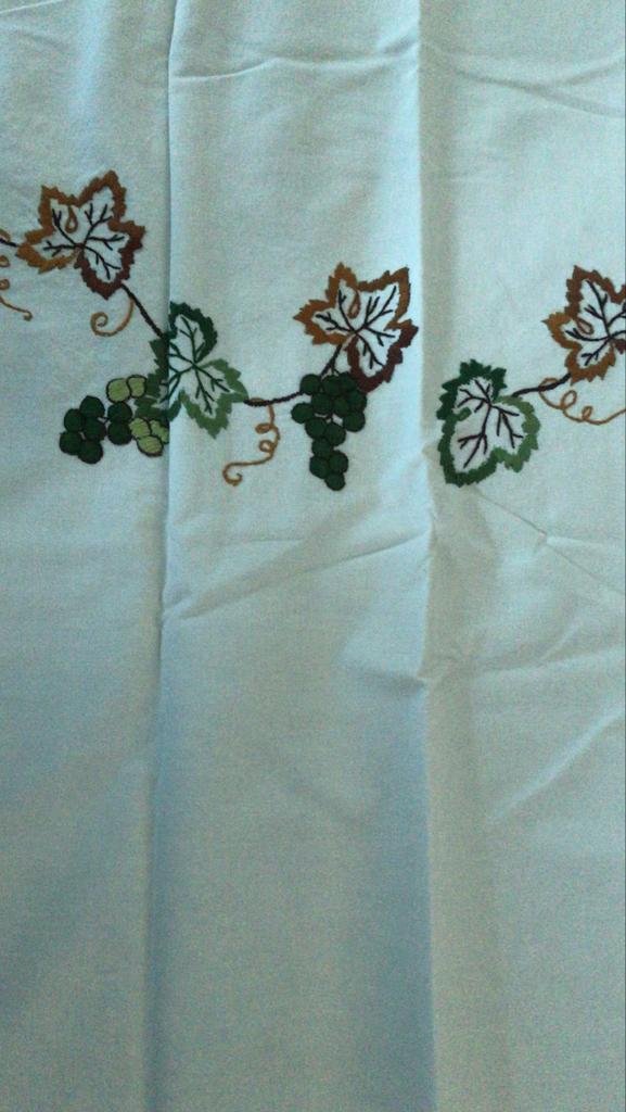 Wit tafelkleed met geborduurde druivenranken, Ophalen of Verzenden, Gebruikt, Rechthoek, Binnen