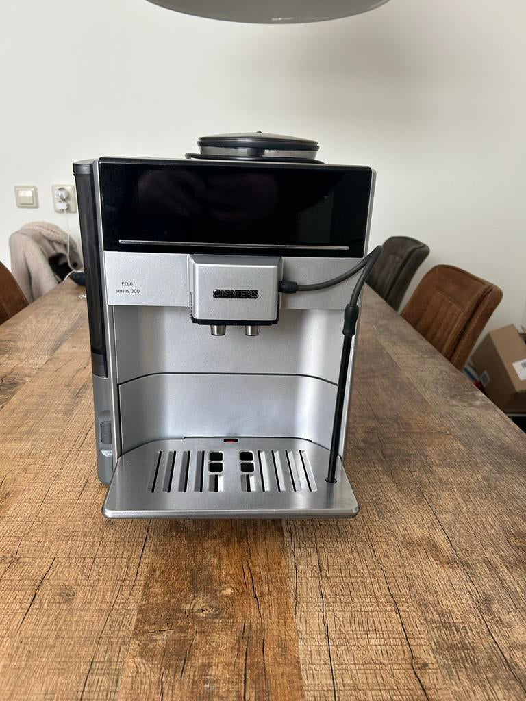 Siemens EQ.6 series 300 koffiezetapparaat, Witgoed en Apparatuur, Koffiezetapparaten, Ophalen, Afneembaar waterreservoir, Gebruikt
