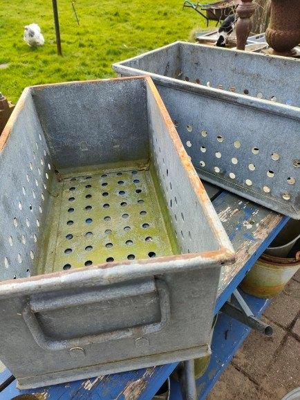 Zware zinken bakken prijs per stuk zijn er 2, Ophalen of Verzenden