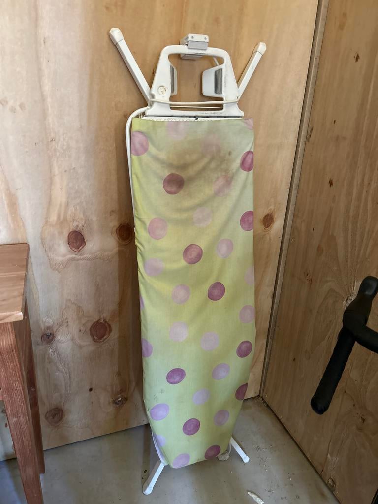 Strijkplank met stroompunt en strijkijzer parkeerplaats, Witgoed en Apparatuur, Ophalen of Verzenden, Gebruikt