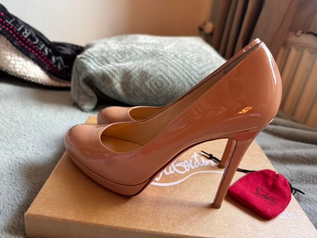 Louboutin zgan, Ophalen of Verzenden, Zo goed als nieuw, Zwart, Sneakers of Gympen