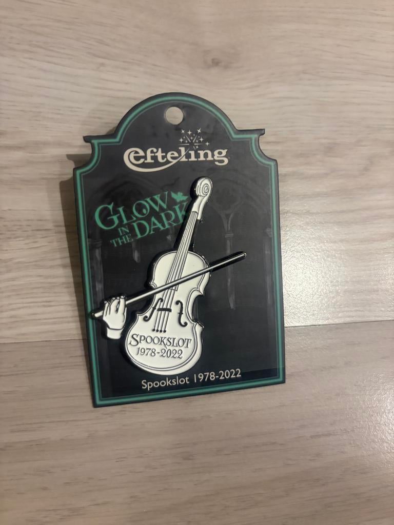 Efteling Spookslot Pin 1978-2022, Verzamelen, Efteling, Ophalen of Verzenden, Zo goed als nieuw, Button of Speldje