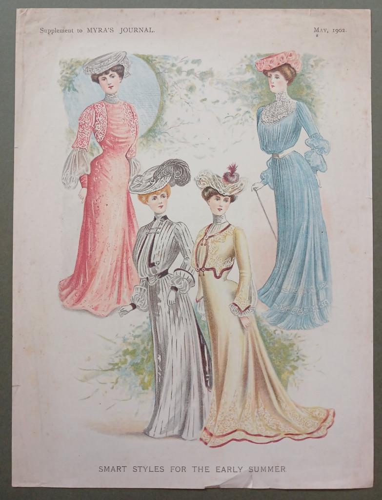 2 oude modeprenten dames met jurken rond 1900, Verzamelen, Foto's en Prenten, Gebruikt, Prent, Overige onderwerpen, Voor 1940