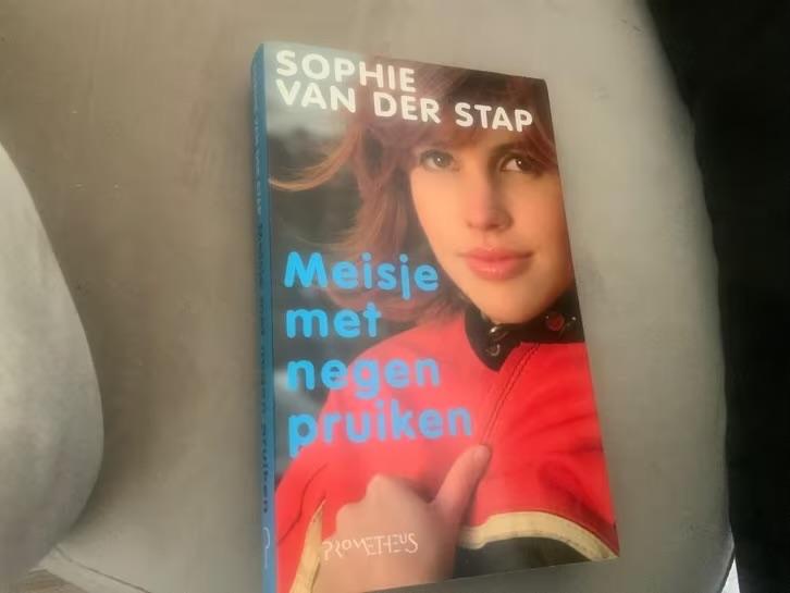 Meisje met negen pruiken, Ophalen of Verzenden