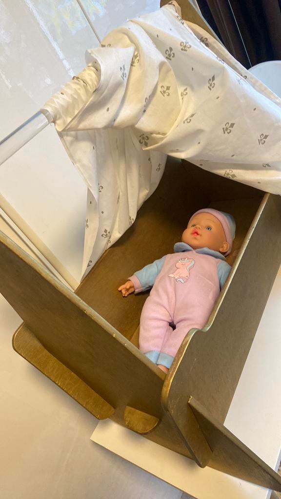 Popen “gouden” schommelwieg Groot met pop, Kinderen en Baby's, Speelgoed | Poppen, Ophalen, Zo goed als nieuw