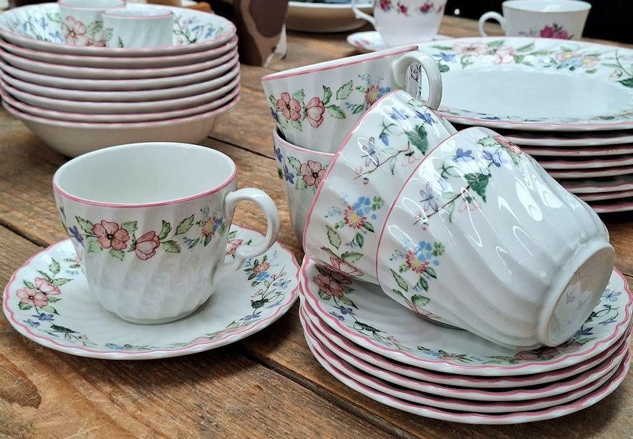 Wood & Sons servies Spring Fields - 5 Kopjes en 6 Schotels, Huis en Inrichting, Keuken | Servies, Zo goed als nieuw, Kop(pen) en/of Schotel(s)