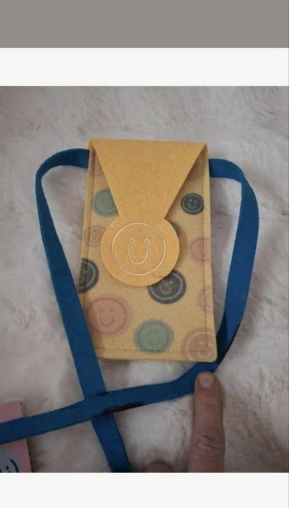 Telefoontasje vilt hema, Ophalen of Verzenden, Zo goed als nieuw, Hoesje of Tasje