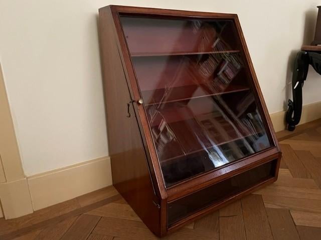 Antieke trapeze mahonie vitrinekast, Ophalen, Gebruikt, 50 tot 100 cm, Glas