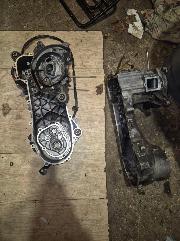 Piaggio zip 2t 50cc carters en Piaggio sfera 80cc 2t carter, Ophalen, Zo goed als nieuw, Piaggio