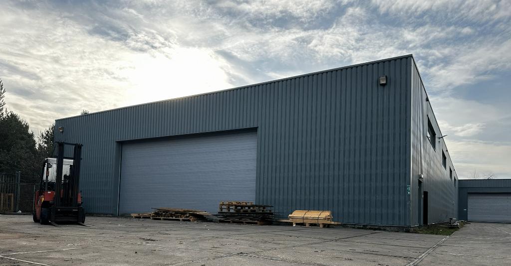 Staalconstructies 2000m2, Doe-het-zelf en Verbouw, Metalen, Ophalen, Zo goed als nieuw, IJzer