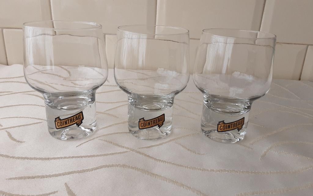 COINTREAU glaasjes 3 stuks (logo goud / zwart), Verzamelen, Ophalen of Verzenden, Zo goed als nieuw, Borrel- of Shotglas