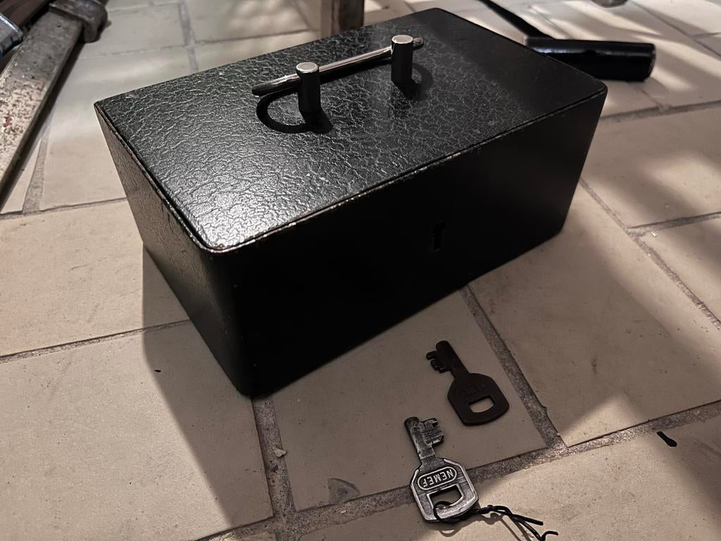 Kluis met 2 sleutels brandveilig, Ophalen of Verzenden, Zo goed als nieuw