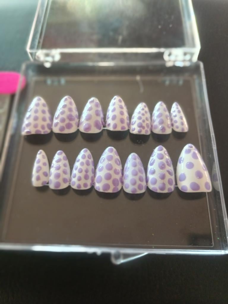 Press on nails dotting wit en paars, Ophalen of Verzenden, Paars, Handen en Nagels