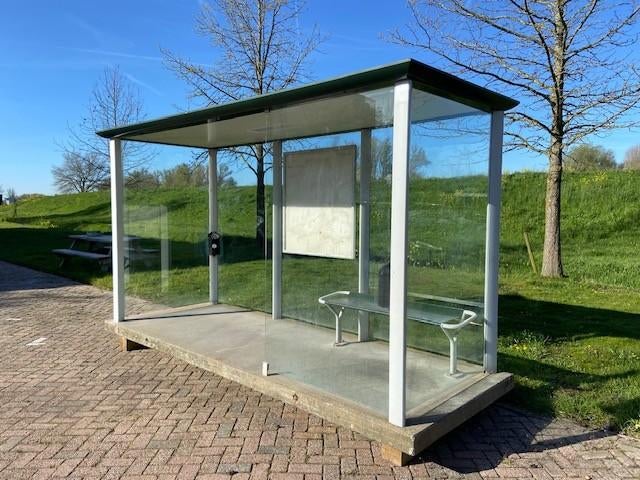 abri, rookhok, rookruimte, bushalte, overkapping, dug-out, Verzenden