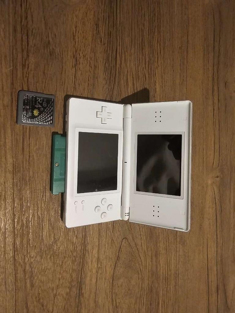 Witte Nintendo DS Lite met Pokémon LeafGreen en R4 kaart, Spelcomputers en Games, Spelcomputers | Nintendo DS, Met games, Wit