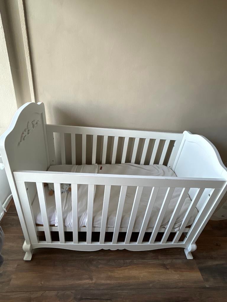 Mooi wit ledikantje met sierlijke details, Kinderen en Baby's, Babywiegjes en Ledikanten, Ophalen, Gebruikt, Ledikant