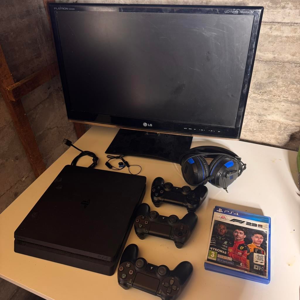 PS4 Slim + 3 Controllers + 2 Games (F1 23 & NBA 2K20), Met games, Ophalen of Verzenden, Zo goed als nieuw, 1 TB