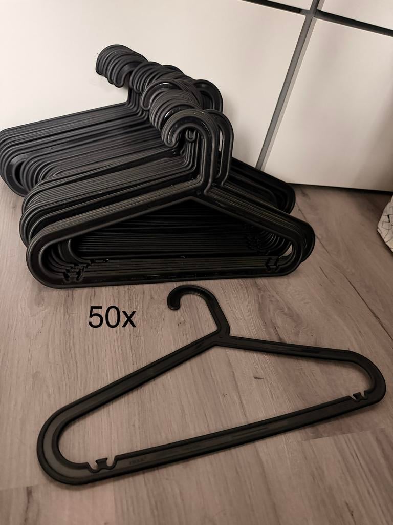 50x Ikea Bagis zwarte kledinghangers, Kleding | Dames, Kledinghangers, Ophalen of Verzenden, Gebruikt, Volwassenen