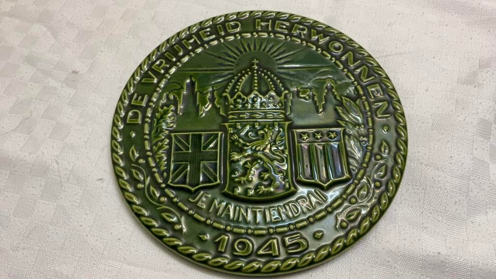 Mosa tegel 1945, de vrijheid herwonnen, Ophalen of Verzenden, Overige soorten, Nederland