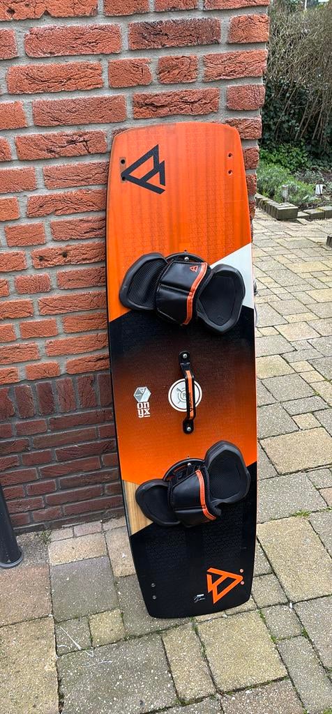 Twin board met brunotti pads, Watersport en Boten, Kitesurfen, Twintip, Ophalen, Zo goed als nieuw, 4 m² of minder