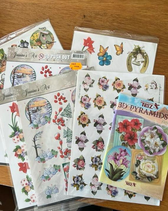 10 knipvellen allerlei + 3D piramide boekje, Hobby en Vrije tijd, Kaarten | Zelf maken, Ophalen of Verzenden, Zo goed als nieuw