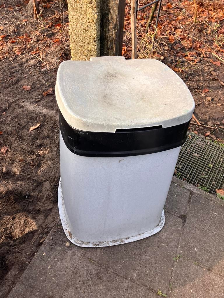 Gratis prullenbak voor buiten/schuur, Ophalen, Kunststof, 40 liter of meer, Zo goed als nieuw