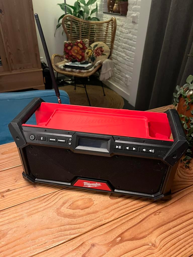 Milwaukee M18 JOBSITE bouwradio body, Audio, Tv en Foto, Radio's, Zo goed als nieuw, Bouwradio, Ophalen of Verzenden