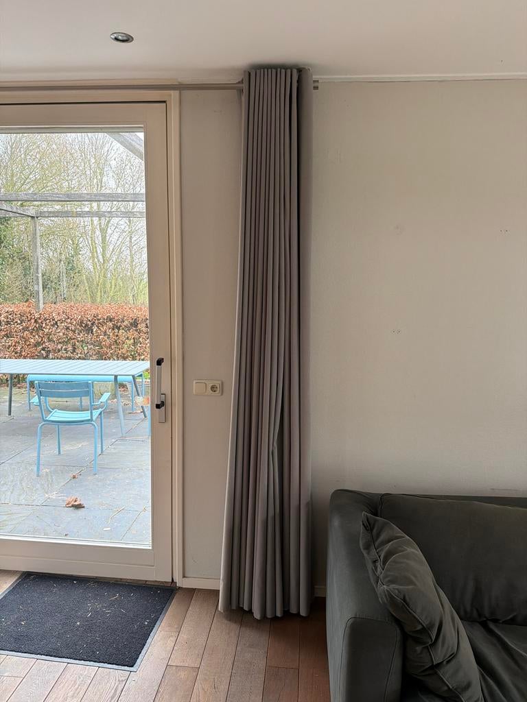 Gordijn grijs, verduisterend, met ringen en rvs roede, Ophalen, 50 tot 100 cm, Zo goed als nieuw, Grijs