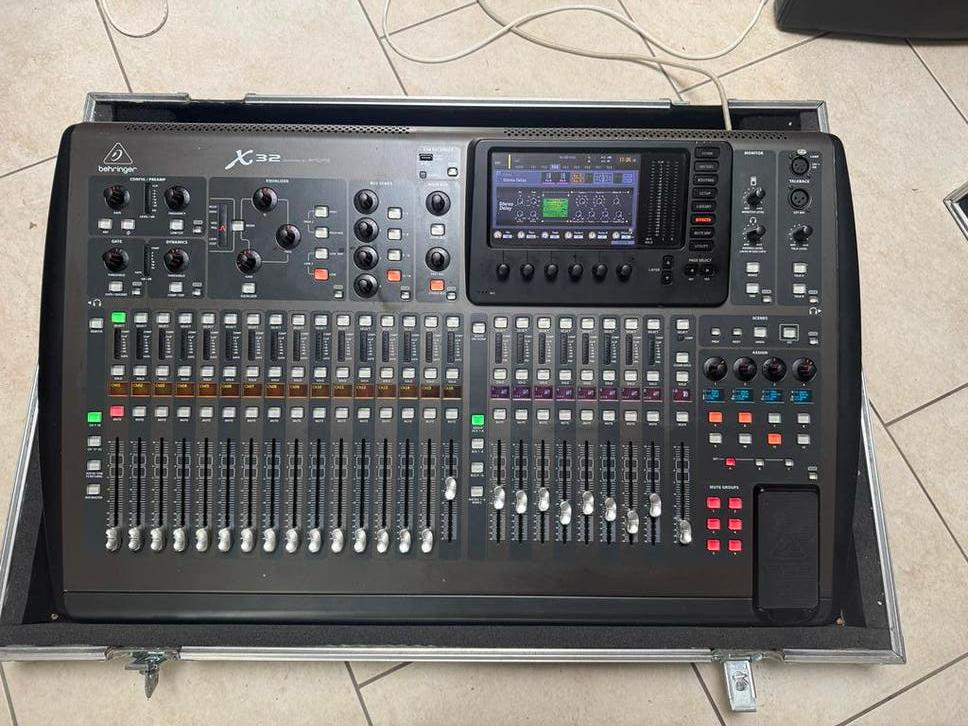 Behringer X32 full size--1 knop reageert traag, Ophalen, Zo goed als nieuw, 20 kanalen of meer