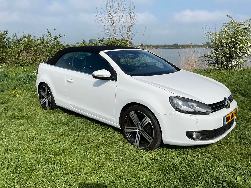 Te huur Golf Cabrio wit voor gala trouwauto of zomerzon, Met chauffeur, Trouwauto