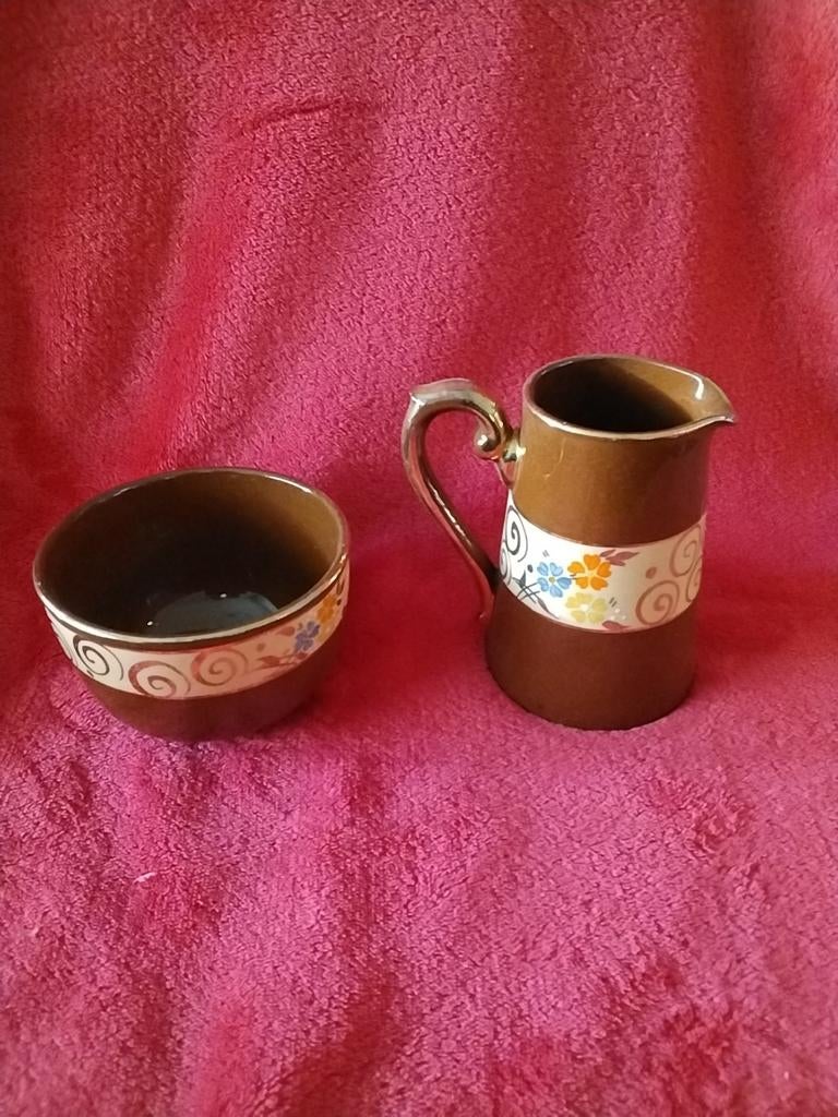 Gele en blauwe bloemen op bruin keramiek set, Antiek en Kunst, Antiek | Keramiek en Aardewerk, Ophalen of Verzenden