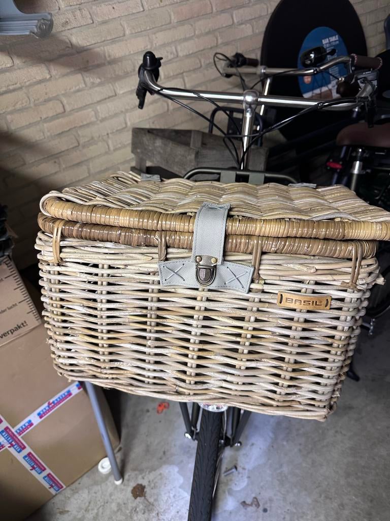 Basil fietsmand met deksel - rietlook, Ophalen, Zo goed als nieuw, Fietsmand