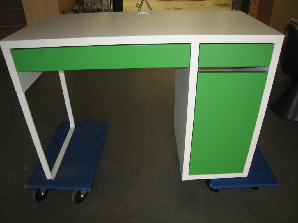 Tienerbureau met lades en deur, hoog 75, breed 105, diep 50, Niet ingevuld, Gebruikt, Niet ingevuld, Niet ingevuld