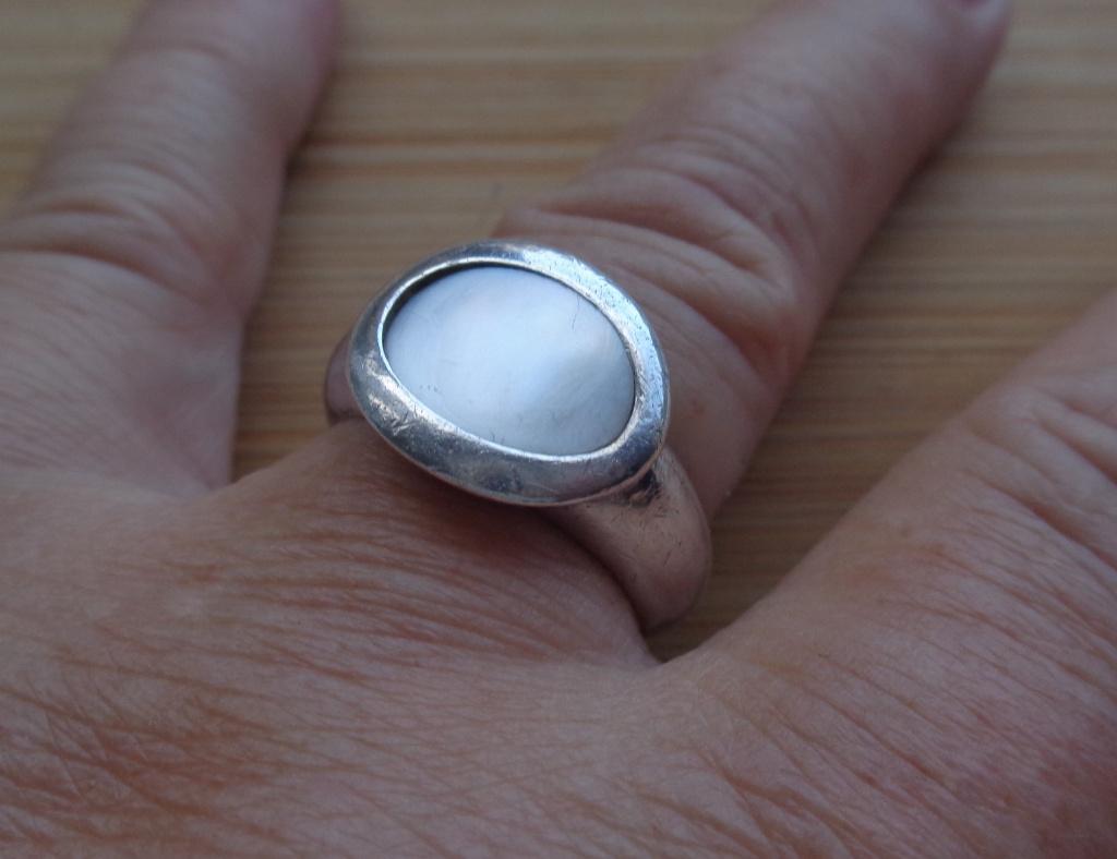 zilveren royale ring met wit parelmoer [208], Verzenden, Zo goed als nieuw, 17 tot 18, Dame