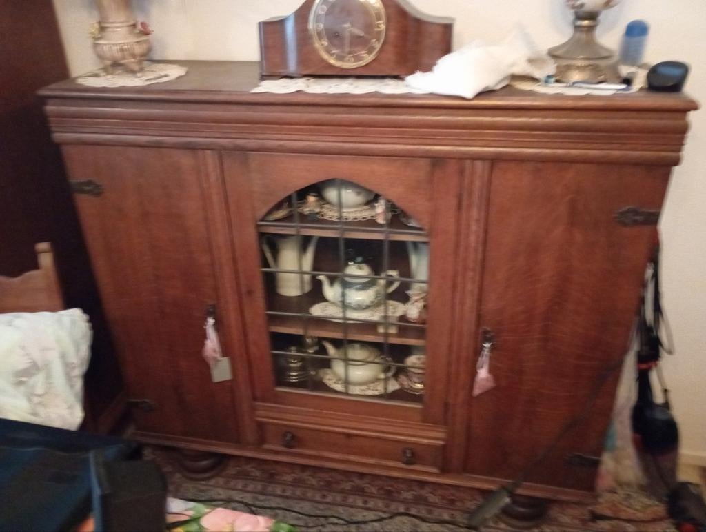 Houten vitrinekast met glazen deur en lades, Ophalen, 25 tot 50 cm, 150 tot 200 cm