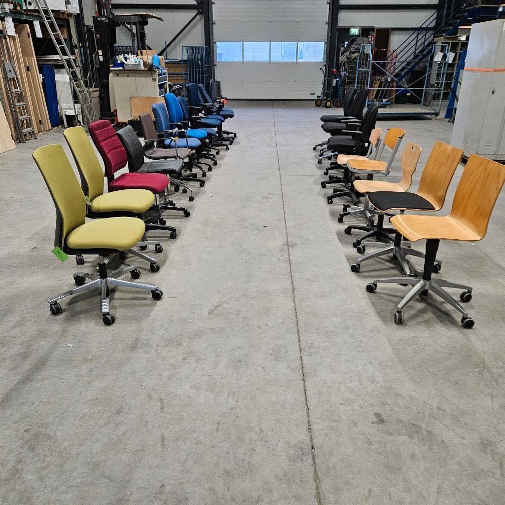 Partij  32 stuks diverse bureaustoelen EEN KOOP