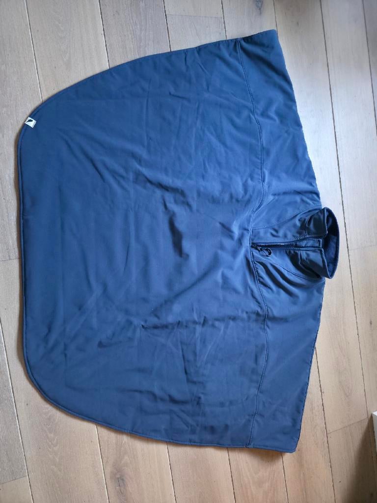 Rolstoelcape van DAPR als nieuw. Is 1 maat, kleur is blauw., Ophalen, Nieuw