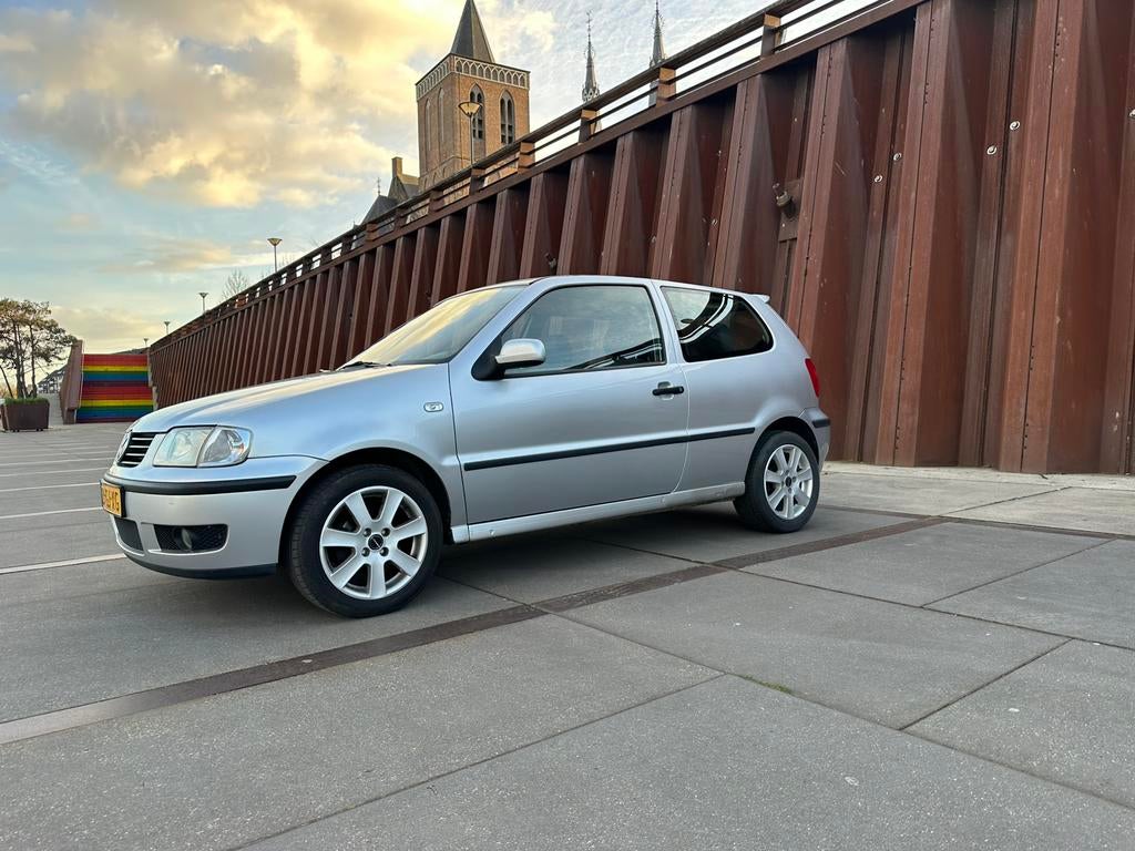 Volkswagen Polo 1.4 44KW 2000 Grijs, Auto's, Volkswagen, Voorwielaandrijving, 450 kg, 31 €/maand, 4 cilinders