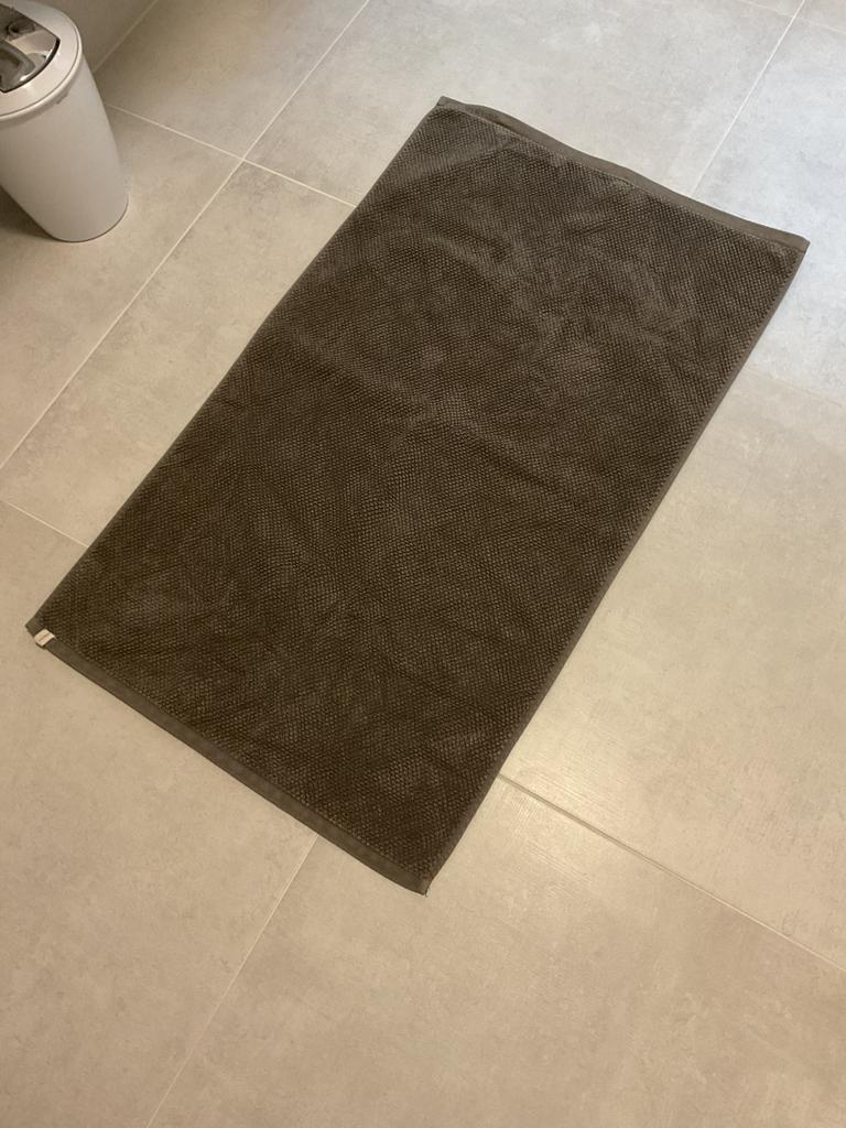 Badkamer matten 2x grijs van Essenza, Huis en Inrichting, Stoffering | Tapijten en Kleden, Ophalen of Verzenden, Zo goed als nieuw