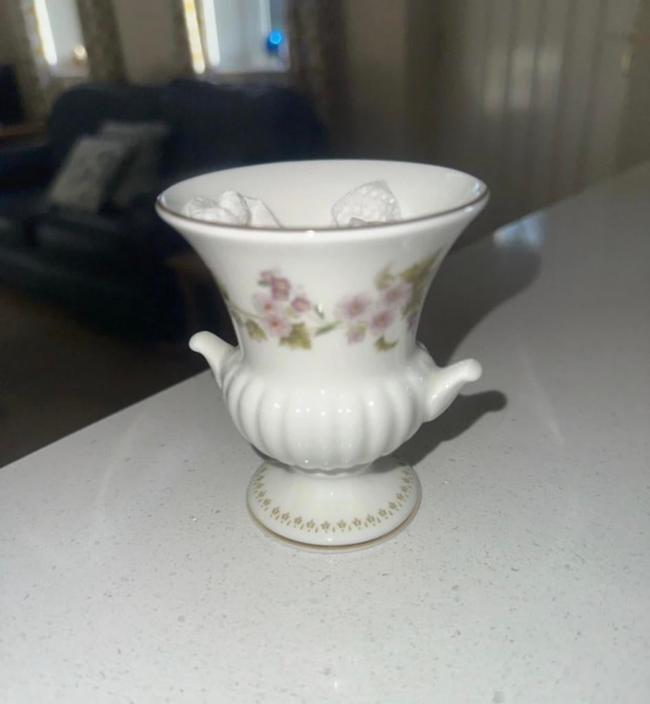 Kleine vaas met bloemen wedgwood, Ophalen of Verzenden