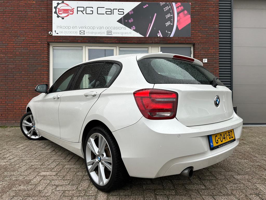 BMW 1-serie 114i Business+ / Clima / 18 inch / PDC / Stoelve, 1-Serie, Gebruikt, 4 cilinders, Met garantie (alle)