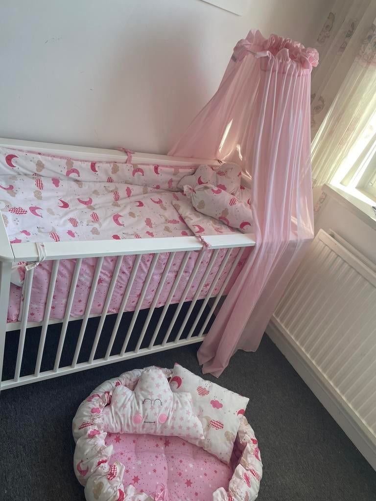 Babybedje, Kinderen en Baby's, Kinderkamer | Complete kinderkamers, Ophalen of Verzenden, Zo goed als nieuw, Meisje