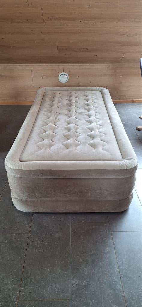 Intex Zelfopblazend Luchtbed(2x) met Ingebouwde Pomp, Ophalen, Ingebouwde pomp, Zo goed als nieuw, 1-persoons