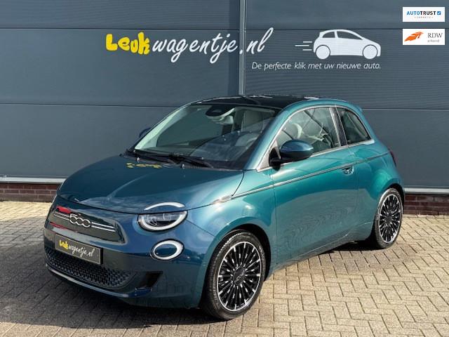 Fiat 500 e La Prima 42 kWh *pano *carplay *keyless *camera, Gebruikt, 118 pk, 4 stoelen, Leder