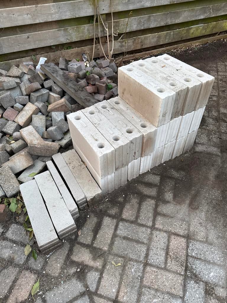 Kalkzandsteen blokken en oude klinkers, Ophalen, Gebruikt, Kalkzandstenen