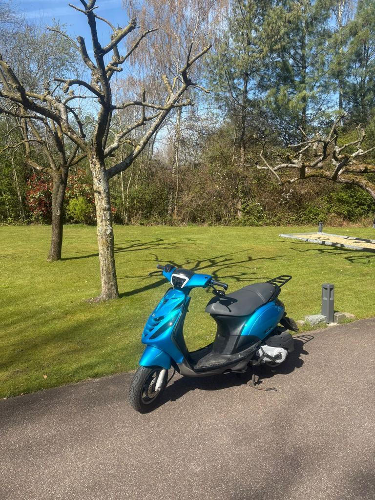 Mooie goed onderhouden Piaggio snorscooter met wok melding, Fietsen en Brommers, Scooters | Piaggio, Ophalen, Gebruikt, Zip, Benzine
